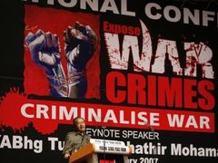 Míroví aktivisté aplaudovali ve stoje, když Mahathir na úvod konference prohlásil, že George Bush a Tony Blair by měli být souzeni neoficiálním tribunálem za válečné zločiny, jichž se dopustili v Iráku