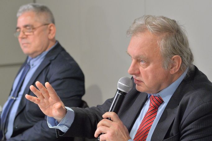 Miloslav Ransdorf (vpravo) a Peter Guzmický na tiskové konferenci.