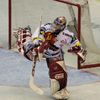 Ladný zákrok Adama Svobody (HC Slavia Praha).