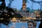 Socha vyvolala v Hamburku rozruch. Lidé si stěžovali, že jim kazí výhled na radnici. A samotná radnice příslušné městské části také hlasovala proti umístění sochy do jezera. Neúspěšně.
