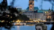 Socha vyvolala v Hamburku rozruch. Lidé si stěžovali, že jim kazí výhled na radnici. A samotná radnice příslušné městské části také hlasovala proti umístění sochy do jezera. Neúspěšně.