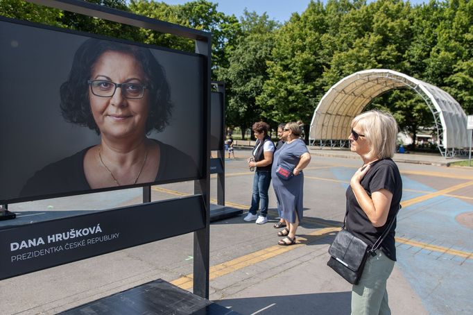 Výstava Futuroma předkládá pohled do potenciální budoucnosti české společnosti.