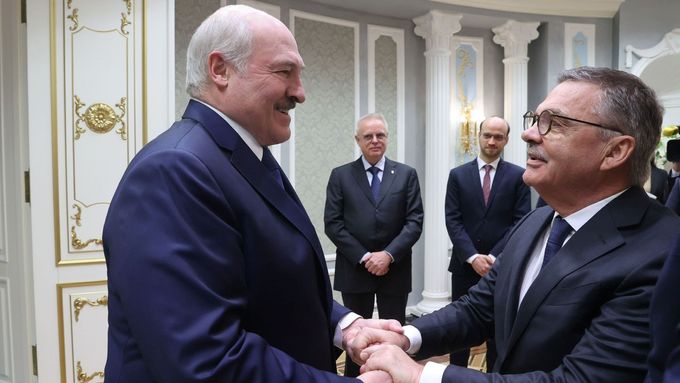 Běloruský prezident Alexander Lukašenko se přátelsky vítá se šéfem světového hokeje René Faselem