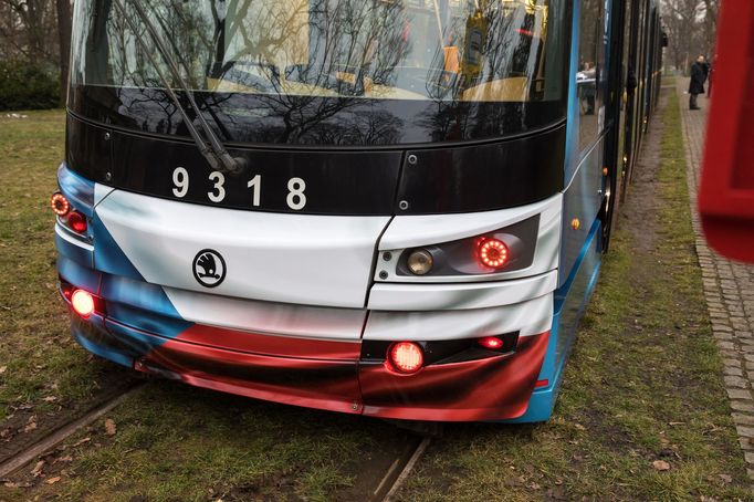 Vyzdobená tramvaj k třicátému výročí zvolení Václava Havla prezidentem.