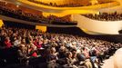 Koncert v hlavním sále Philharmonie de Paris, foceno před pandemií.