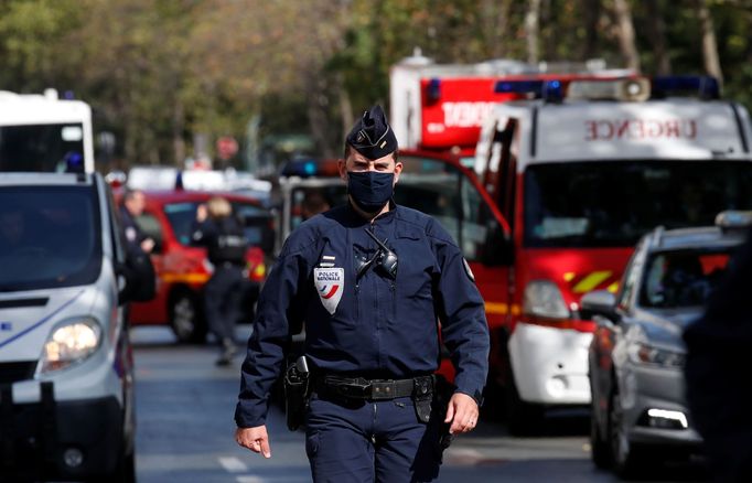 Policie u bývalé redakce satirického týdeníku Charlie Hebdo v Paříži.