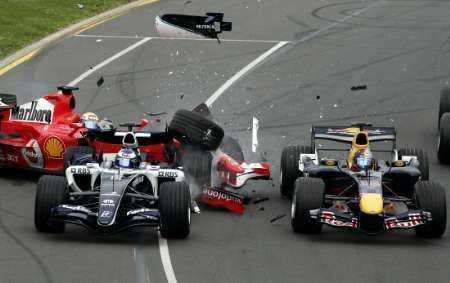 Kolem nehody Massy a Rosberga projíždí Klien