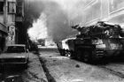 Izraelské tanky projíždějí centrem Bejrútu v létě 1982. Invaze si vyžádala mnoho obětí mezi civilisty a rezervovaně se k bombardování Bejrútu postavily i USA, největší izraelský spojenec.