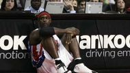 Nová detroitská posila Chris Webber sedí u mantinelu přes začátkem utkání s Philadelphií.