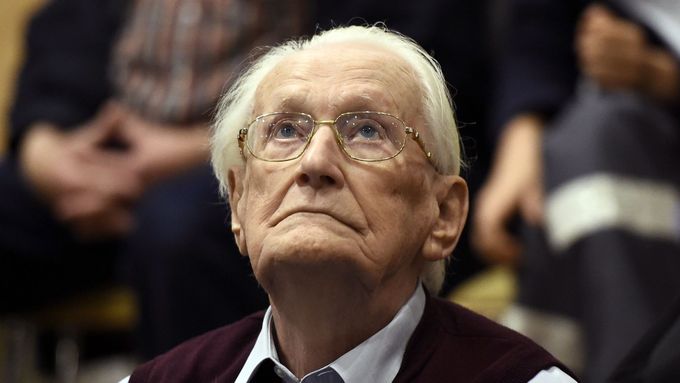 Bývalý člen jednotek SS Oskar Gröning poslouchá verdikt soudu v německém Lüneburgu.