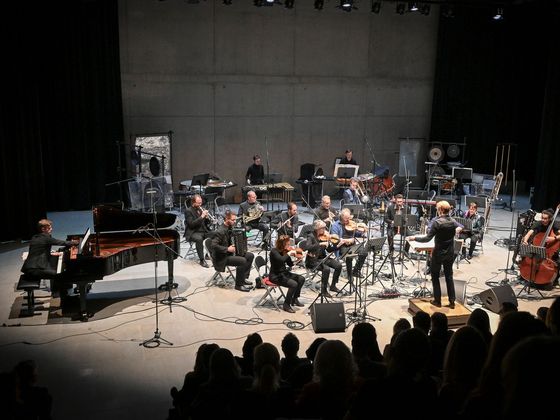 In questa foto del concerto di sabato, il Klangforum Wien suona una partita di Bass Wiegers.