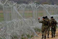 Rakušané pomohou Maďarsku s ostrahou vnější hranice Schengenu. Denně přijde do Rakouska 150 migrantů