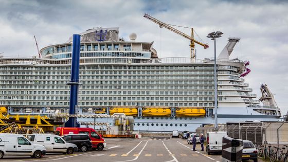 Foto: Největší zaoceánská loď vyplouvá, pojme skoro 9000 lidí. Titanic by proti ní byl malá loďka