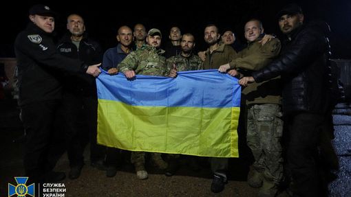 Snímek zachycuje ukrajinské válečné zajatce, jak pózují s vlajkou své země poté, co si Rusko a Ukrajina vyměnily zajatce. Výměna se uskutečnila poblíž města Černihiv.