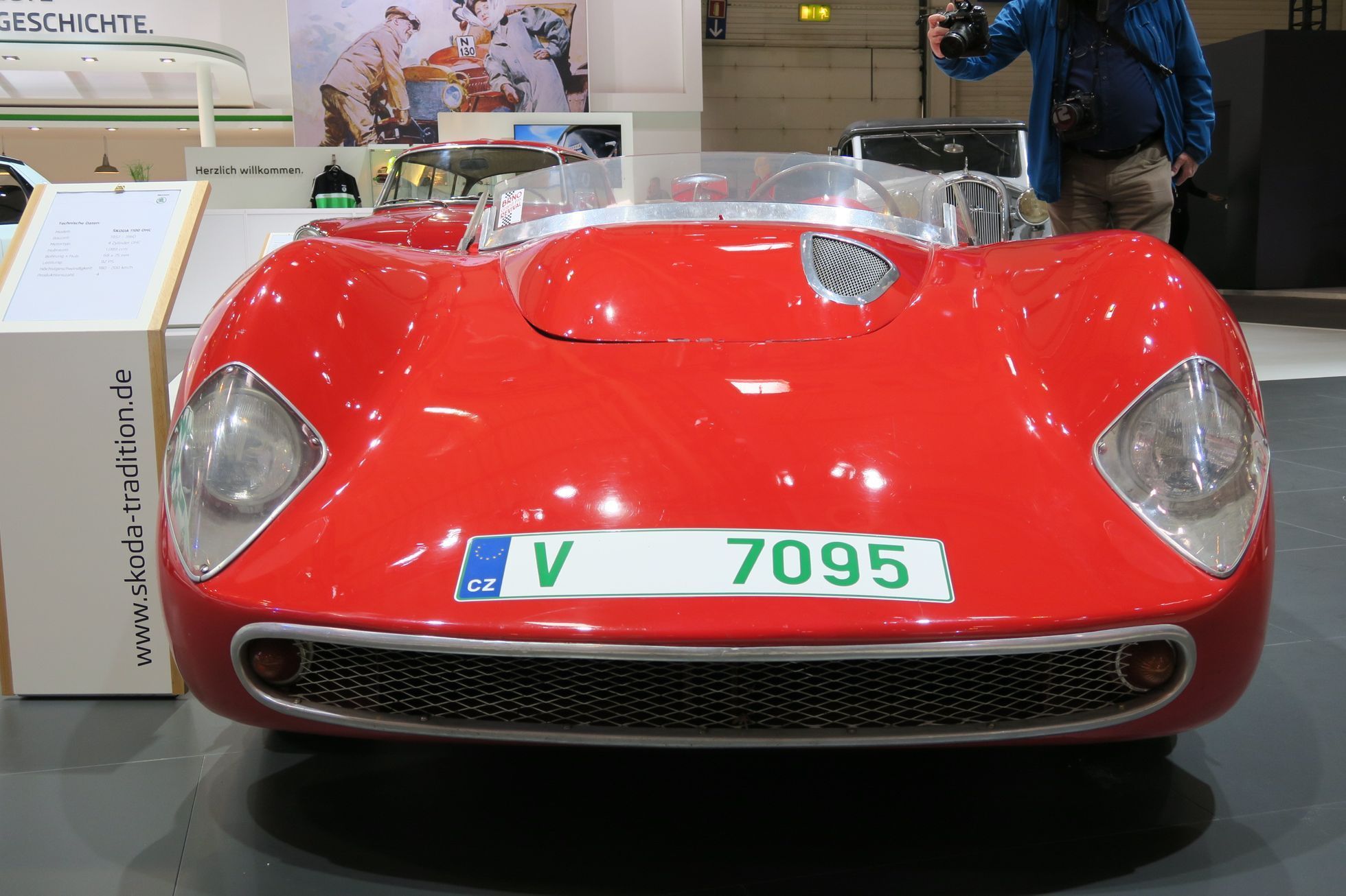 Stánek Škody na výstavě klasických automobilů v Essenu