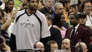 Play off se bude odehrávat pod bedlivým drobnohledem novinářů, před jejich všetečnýma očima, někdy však i za jejich zády. (Hráč San Antonio Spurs Tim Duncan opouští arénu uličkou za žurnalisty poté, co byl vyloučen.)