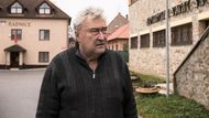 Starosta Emil Dračka kráčí po "své" obci Kralice nad Oslavou. "Dobře se tu žije, je tu všecko," vypráví. Dračka je jedním z posledních politiků skomírající Strany práv občanů Zemanovci. Jinde strana, kterou založil současný prezident, už starostu nemá.