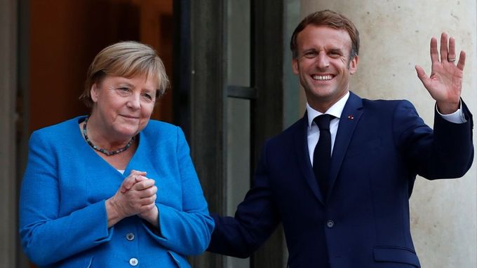 Francouzský prezident Emmanuel Macron vítá německou kancléřku Angelu Merkelovou v Elysejském paláci.