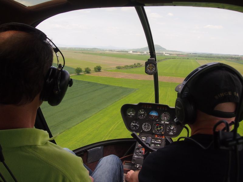 Let vrtulníkem Robinson R44 kolem hory Říp