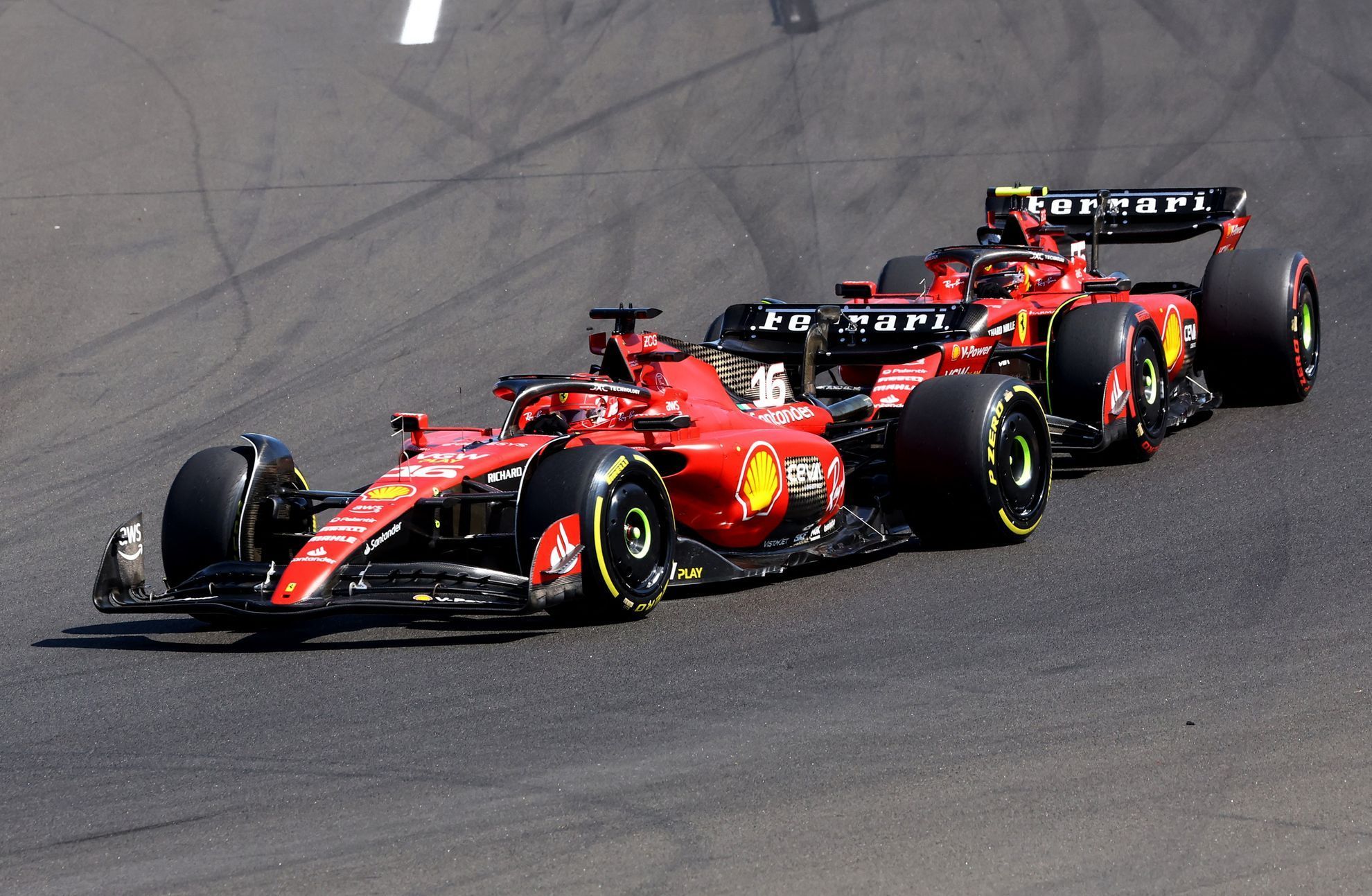 Charles Leclerc a Carlos Sainz junior (oba Ferrari) ve VC Maďarska formule 1 2023