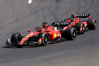 Charles Leclerc a Carlos Sainz junior (oba Ferrari) ve VC Maďarska formule 1 2023