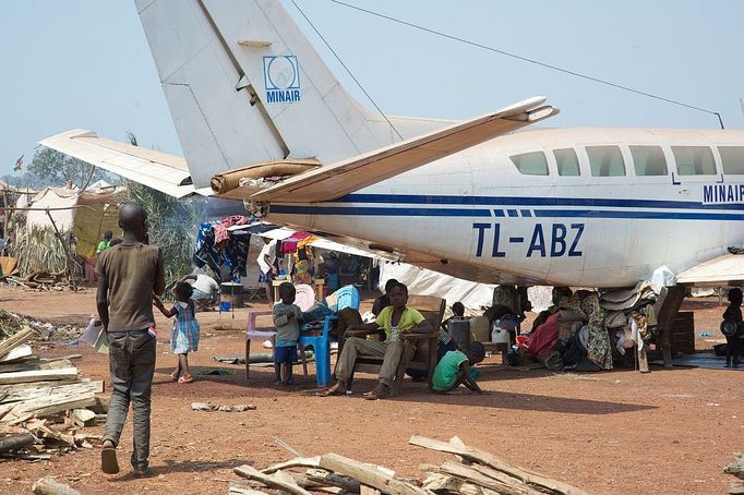 Statisíce jich během posledního roku opustily své domovy. Mnozí se snaží najít útočiště jinde. V táboře M‘Poko na letišti v Bangui žije kolem 100 000 vysídlenců.