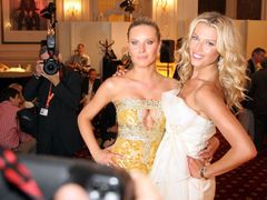 Na zahajovacím večírku v hotelu Pupp si spolu dlouze povídaly a pro fotografy ochotně pózovaly modelky Simona Krainová (vlevo) a Veronika Vařeková.