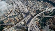 A nad centrem metropole by křižovala dálnice, jako je v Los Angeles.