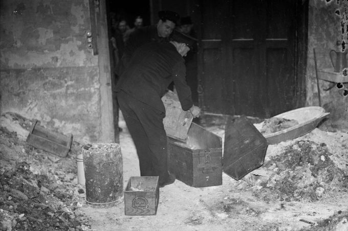 Muži třídí lidské ostatky obětí doktora Marcela Petiota nalezené v jeho domě na adrese 21 rue Lesueur v Paříži (16. obvod) během vyšetřování v březnu 1944.