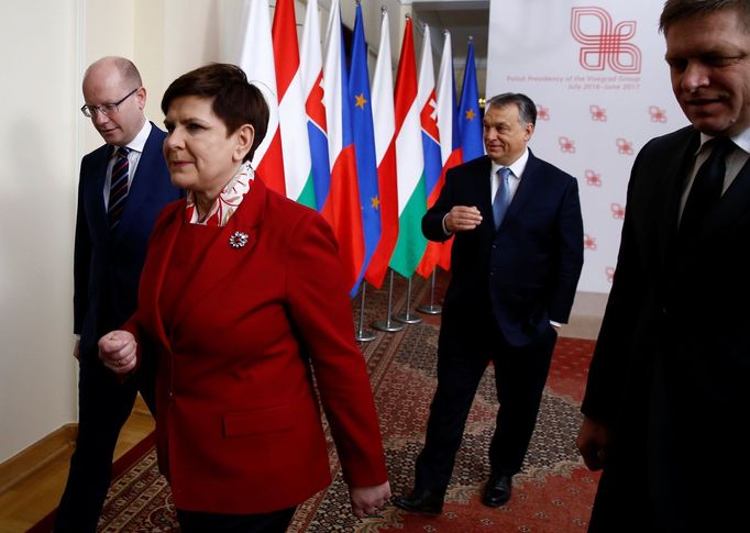 Schůzka visegrádské čtyřky. Zleva premiér ČR Bohuslav Sobotka, polská premiérka Beata Szydlová, maďarský předseda vlády Viktor Orbán a slovenský premiér Robert Fico.