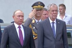 Rusko chce zrušit sankce, prohlásil Putin na návštěvě Rakouska