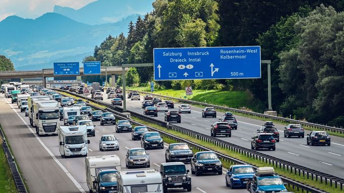 Provoz na německé dálnici A8 mezi Mnichovem a Stuttgartem u města Rosenheim v sobotu 30. července 2022