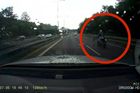 Video: Mladík na motorce uviděl policisty a přidal plyn. Honička na Jižní spojce skončila nehodou