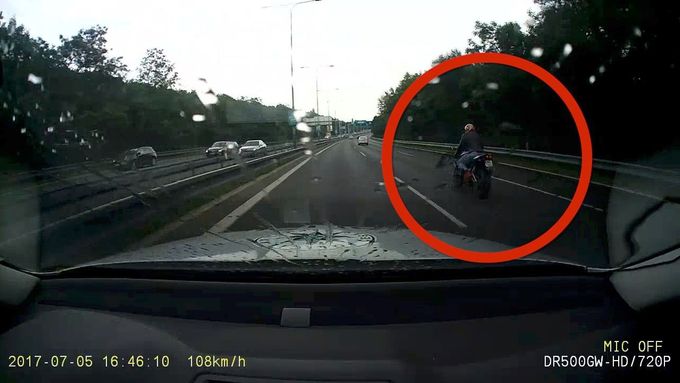 Motorkář ujížděl v Praze policii rychlostí více než 150 km/h.
