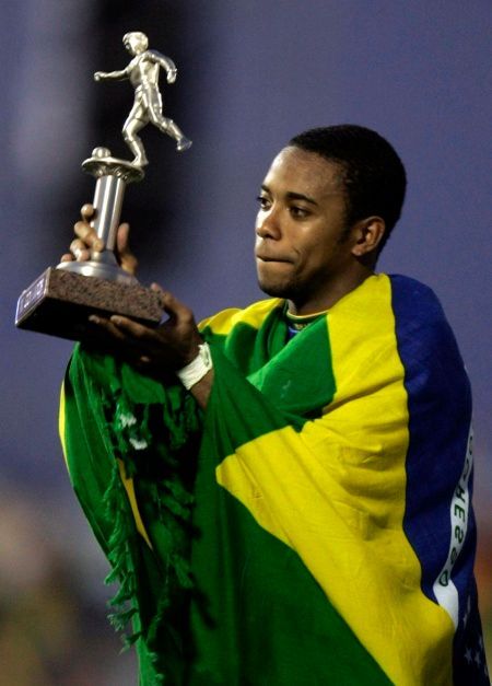Nejlepší muž turnaje Robinho se raduje po vítězném finále Copa América.