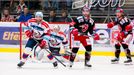 Třinec - Pardubice, 7. čtvrtfinále play-off 2018: zleva Marek Trončinský, Ondřej Kacetl, Erik Hrňa a Vladimír Dravecký