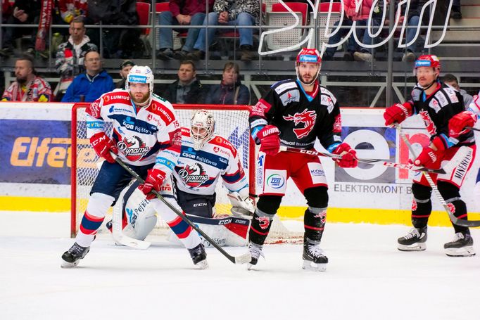 Třinec - Pardubice, 7. čtvrtfinále play-off 2018: zleva Marek Trončinský, Ondřej Kacetl, Erik Hrňa a Vladimír Dravecký