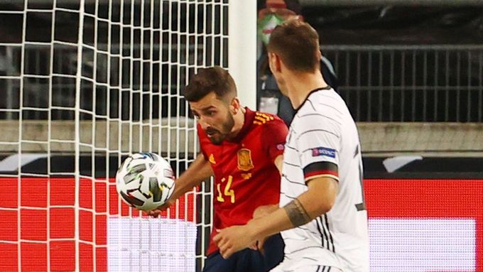 Španělský fotbalista José Gayá (v červeném) v šesté minutě nastavení utkání Ligy národů s Německem vyrovnává na konečných 1:1