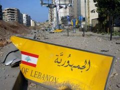 Poškození v jižním Bejrútu neunikla ani cedule s nápisem Republika Libanon.