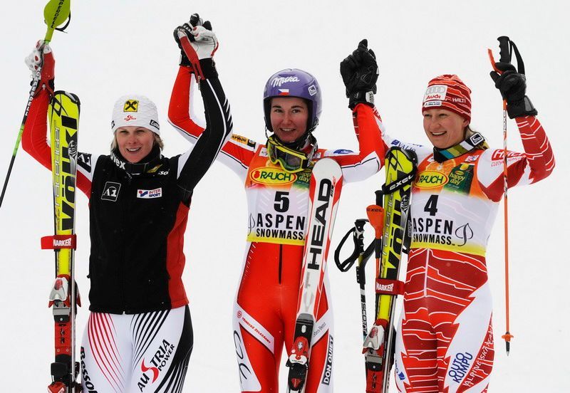 Šárka Záhrobská (uprostřed) po slalomu Světového poháru, který poprvé v kariéře vyhrála