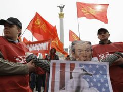 Členové Komunistické strany Ukrajiny protestují proti Bushově návštěvě.