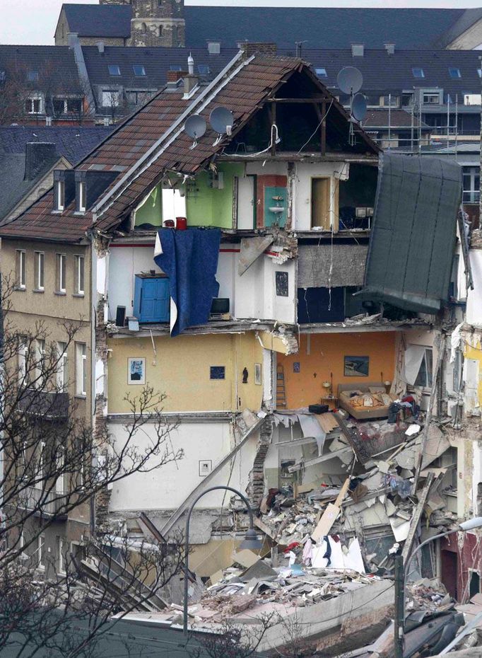 V německém Kolíně nad Rýnem se v úterý odpoledne zřítila budova městského archivu. Ten uchovával desítky tisíc vzázných dokumentů - včetně středověkých rukopisů - mapujících dva tisíce let starou historii města.