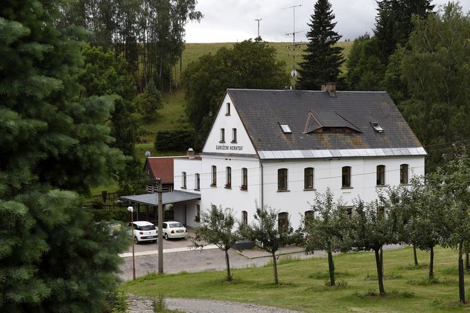 Budova sdružení - pohled od kostela.