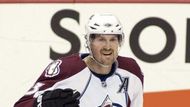 MILAN HEJDUK (37 let) v NHL na jaře překonal metu 1000 odehraných utkání a prohlásil, že v létě ukončí kariéru. Mnohem víc než zraněná kolena ho v Coloradu trápil kouč Joe Sacco, pod jehož vedením nejprve přišel o kapitánské céčko a propadal se sestavou. V Coloradu ale nyní nastávají velké změny, manažerem klubu se stává bývalý Hejdukův spoluhráč Joe Sakic a trenérské žezlo převezme bývalý vynikající gólman Patrick Roy. A Hejduk? Ten dostal chuť si kariéru prodloužit. Loni měl smlouvu na rovné 2 miliony dolarů.