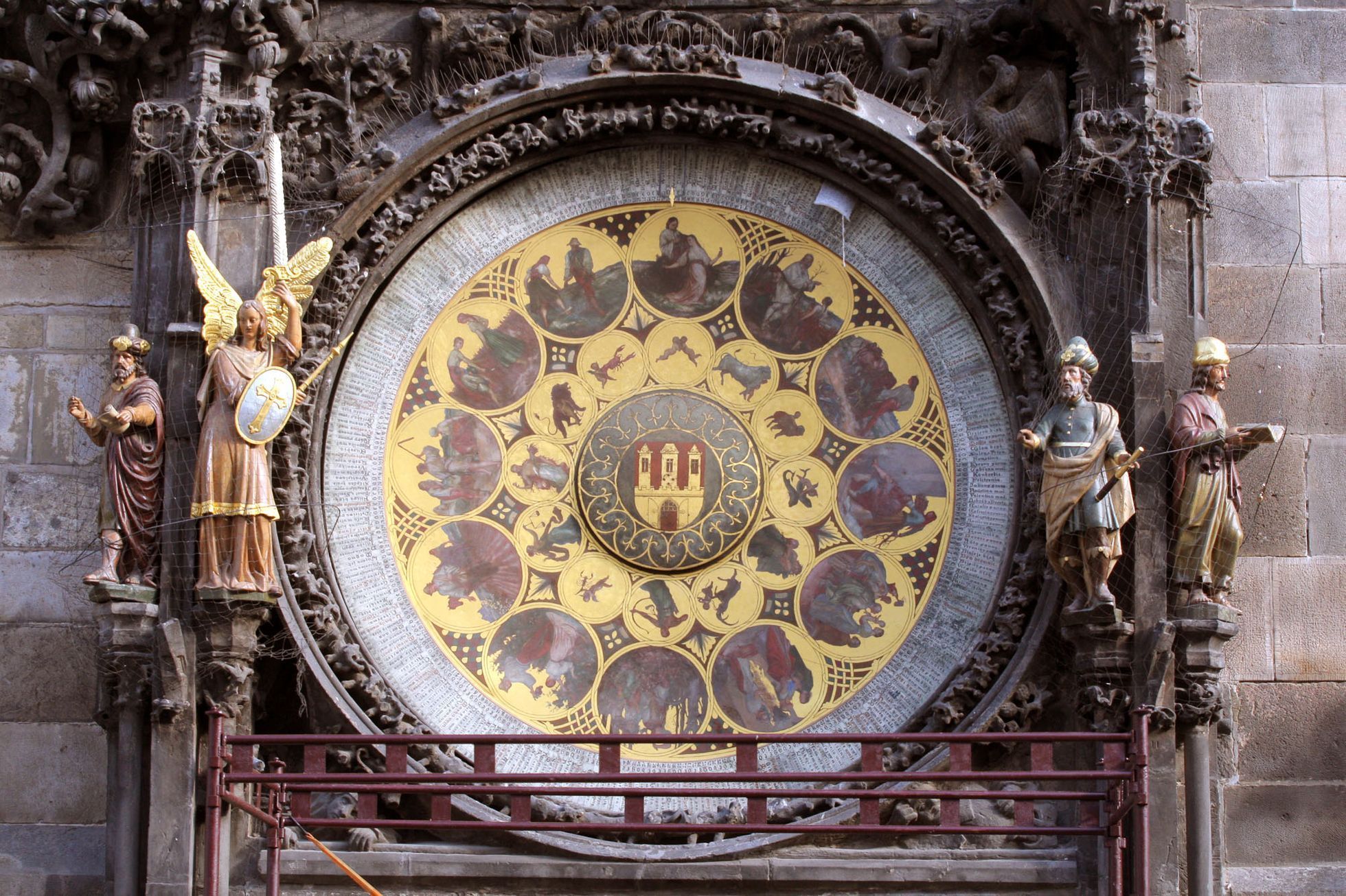 Demontáž kalendáře z pražského orloje