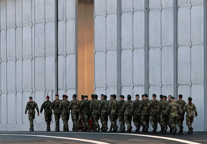 Dosah vojenských aktivit Tragickou bilanci zranění a úmrtí Čechů v zahraničí za poslední rok navršil padlý voják v Afghánistánu (více zde: Návrat zabitého vojáka z Afghánistánu ) a také diplomat v Pákistánu (více zde: Pákistán - Česká republika: loučení se zabitým diplomatem ). Armáda ČR přitom prezentovala svou sílu během vojenské přehlídky při výročí Dne české státnosti (více zde: Prahou pochodovaly stovky vojáků, poprvé od roku 1985 ).