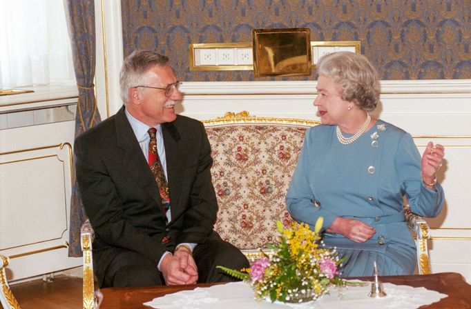 Britská královna Alžběta II. během návštěvy Prahy v roce 1996.