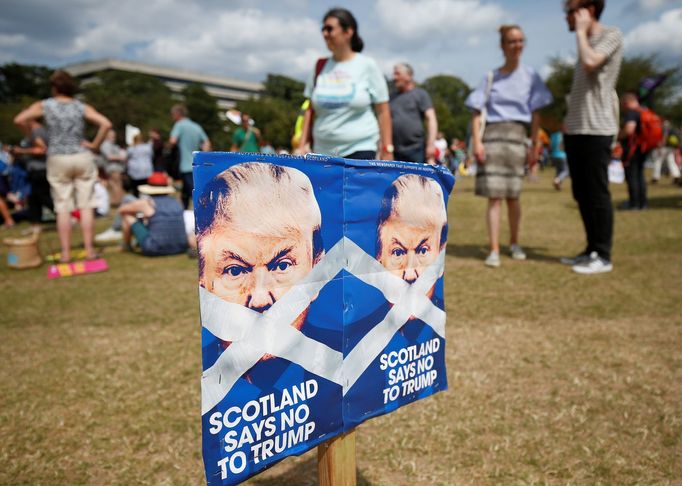 Lidé v Edinburghu protestují proti Donaldu Trumpovi, který je ve Velké Británii na státní návštěvě.