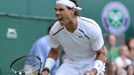 Španělský tenista Rafael Nadal se raduje v prohraném utkání s Čechem Lukášem Rosolem během utkání Wimbledonu 2012.