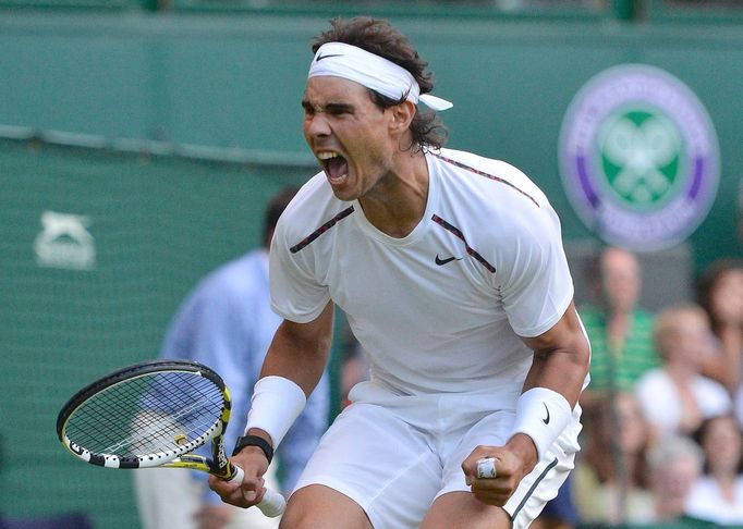 Španělský tenista Rafael Nadal se raduje v prohraném utkání s Čechem Lukášem Rosolem během utkání Wimbledonu 2012.